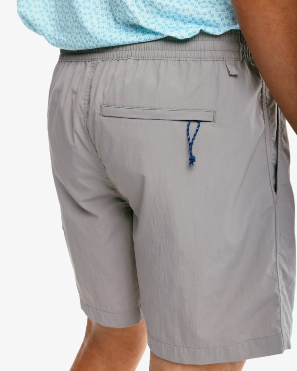 shoreline-6-inch-short-frost-grey-model-pocket-detail-8607_beca9261-95eb-4df9-8943-865e9cb8171b